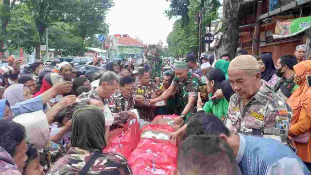 Kolaborasi TNI Dan GM FKPPI Pasuruan Bebagi Di Bulan Ramadhan Kepada Rakyat